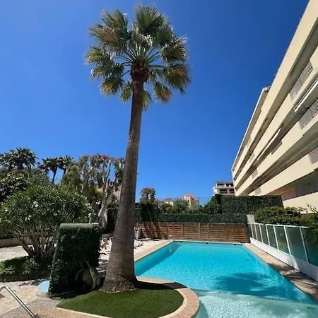 Élégant 2 pièces à Antibes à 30m de la plage avec piscine Appartement *
